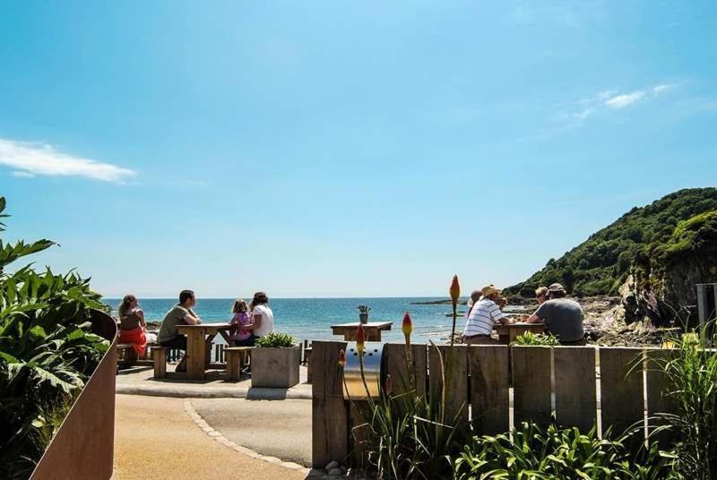 Cosy Beachfront Retreat With Stunning Sea Views & Free Access To A Local Indoor Pool Talland Exterior photo