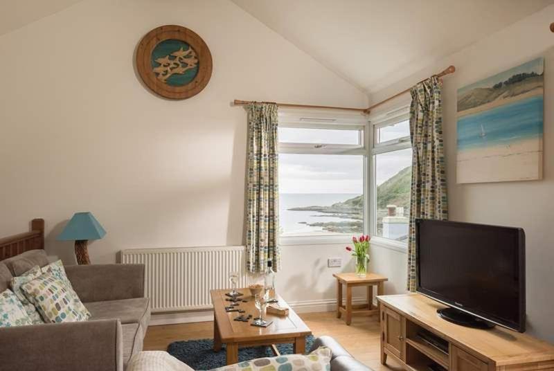 Cosy Beachfront Retreat With Stunning Sea Views & Free Access To A Local Indoor Pool Talland Exterior photo